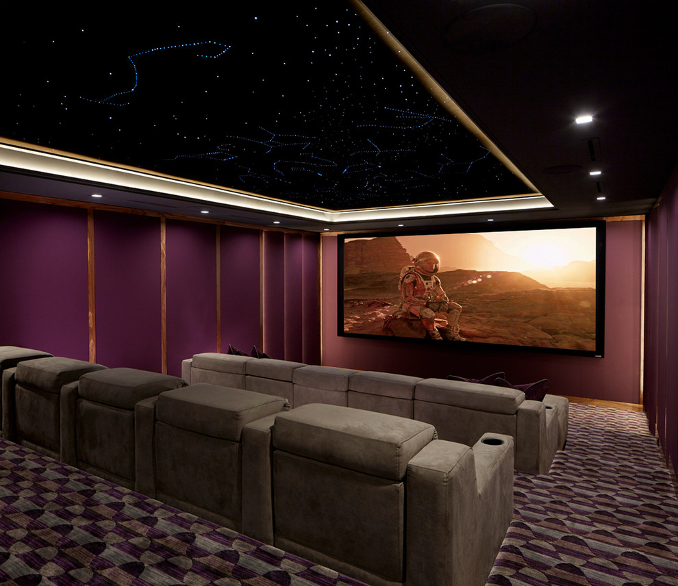 Идея дизайна: изолированный домашний кинотеатр в стиле неоклассика (современная классика) с фиолетовыми стенами, ковровым покрытием, проектором и разноцветным полом