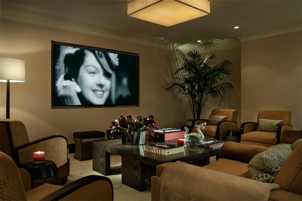 Foto de cine en casa cerrado tradicional renovado de tamaño medio con paredes beige, televisor colgado en la pared y suelo beige