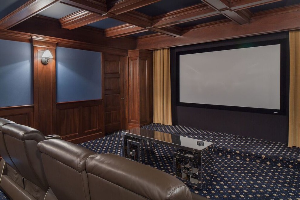 Modelo de cine en casa cerrado clásico grande con paredes azules, moqueta, pantalla de proyección y suelo azul