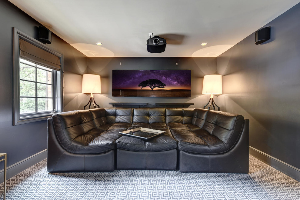 На фото: изолированный домашний кинотеатр среднего размера в стиле неоклассика (современная классика) с серыми стенами, ковровым покрытием, проектором и разноцветным полом