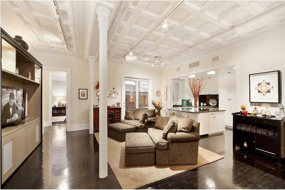 Großes, Offenes Klassisches Heimkino mit weißer Wandfarbe, dunklem Holzboden, Multimediawand und braunem Boden in New York