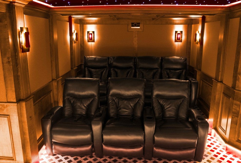 Источник вдохновения для домашнего уюта: изолированный домашний кинотеатр среднего размера в классическом стиле с ковровым покрытием