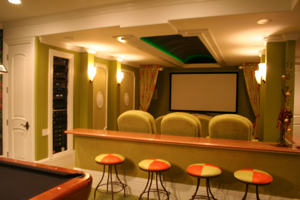 Foto de cine en casa abierto tradicional con paredes verdes, moqueta y pantalla de proyección