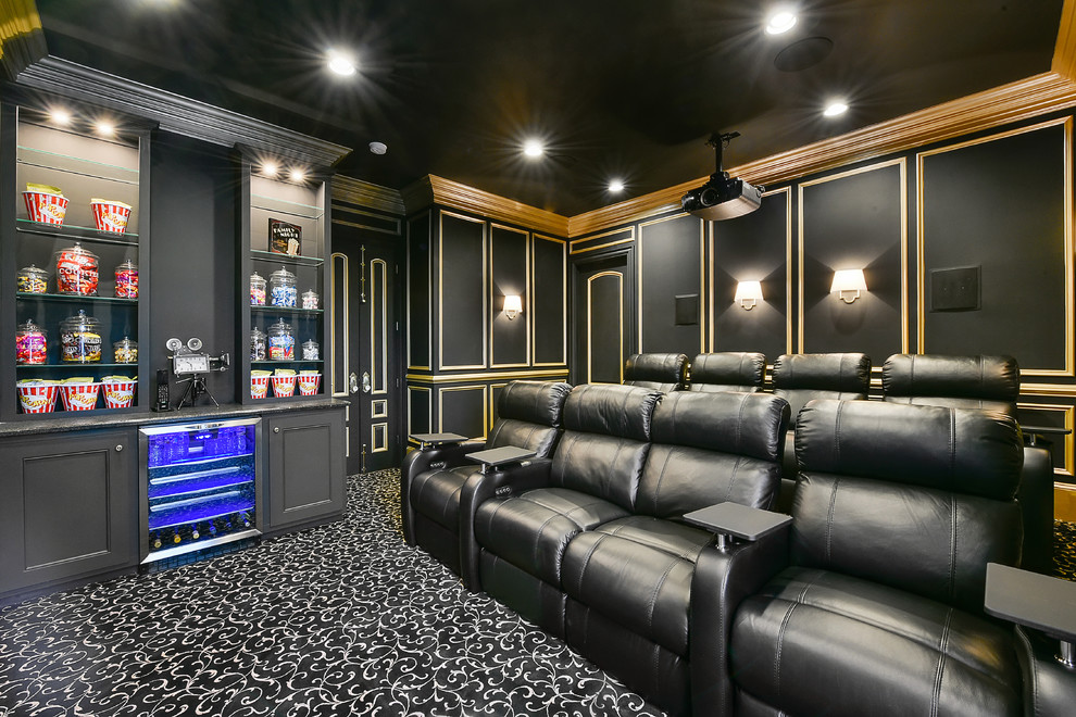Ejemplo de cine en casa cerrado clásico con paredes negras, moqueta y suelo multicolor