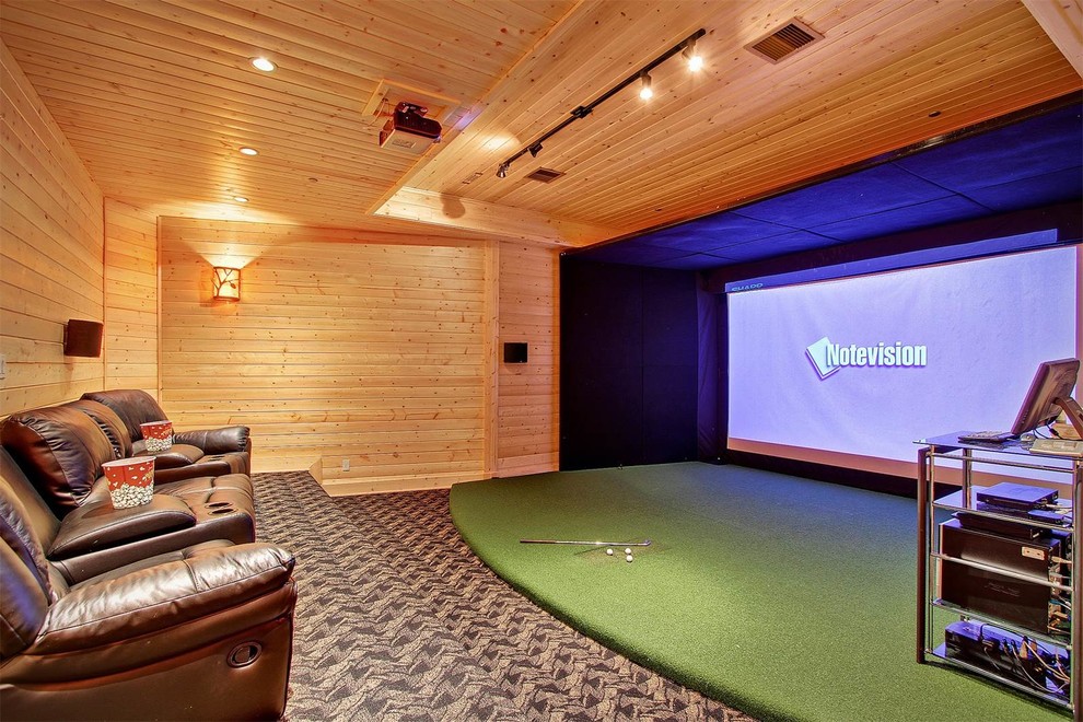 На фото: большой изолированный домашний кинотеатр в стиле рустика с коричневыми стенами, ковровым покрытием и проектором с