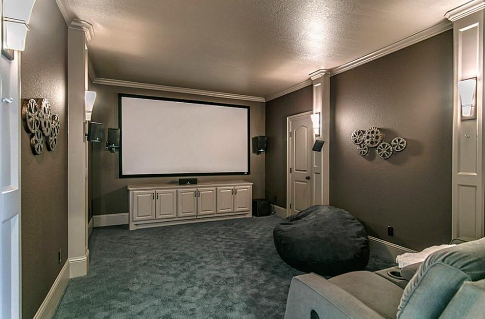 Modelo de cine en casa cerrado mediterráneo grande con paredes marrones, moqueta y pantalla de proyección