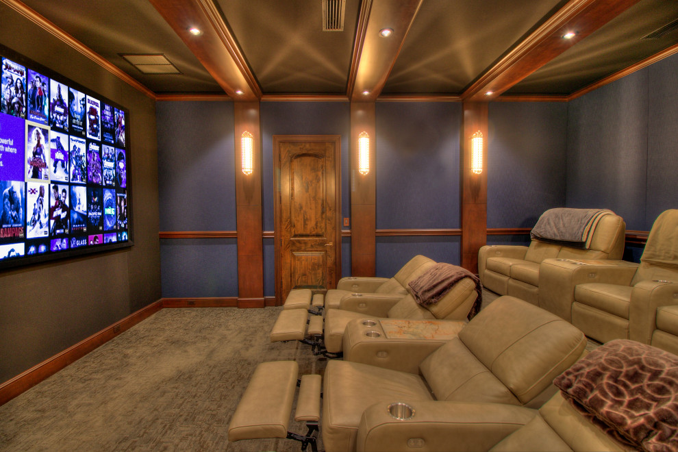 Imagen de cine en casa cerrado mediterráneo de tamaño medio con paredes azules, moqueta, pantalla de proyección y suelo multicolor