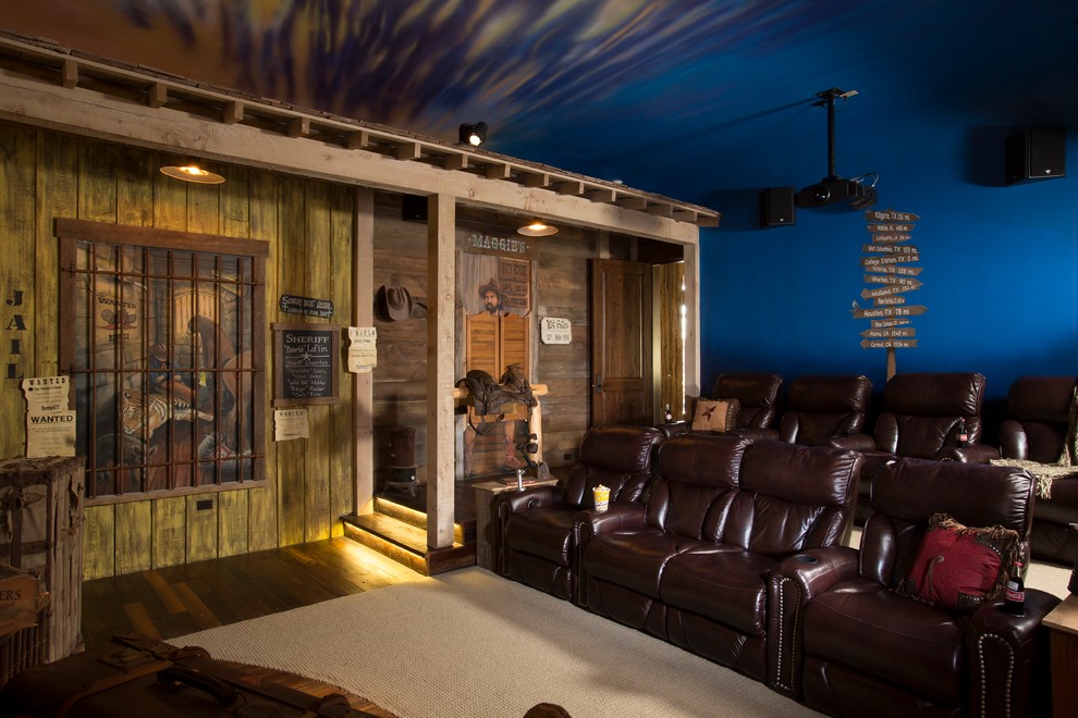 На фото: домашний кинотеатр в стиле фьюжн