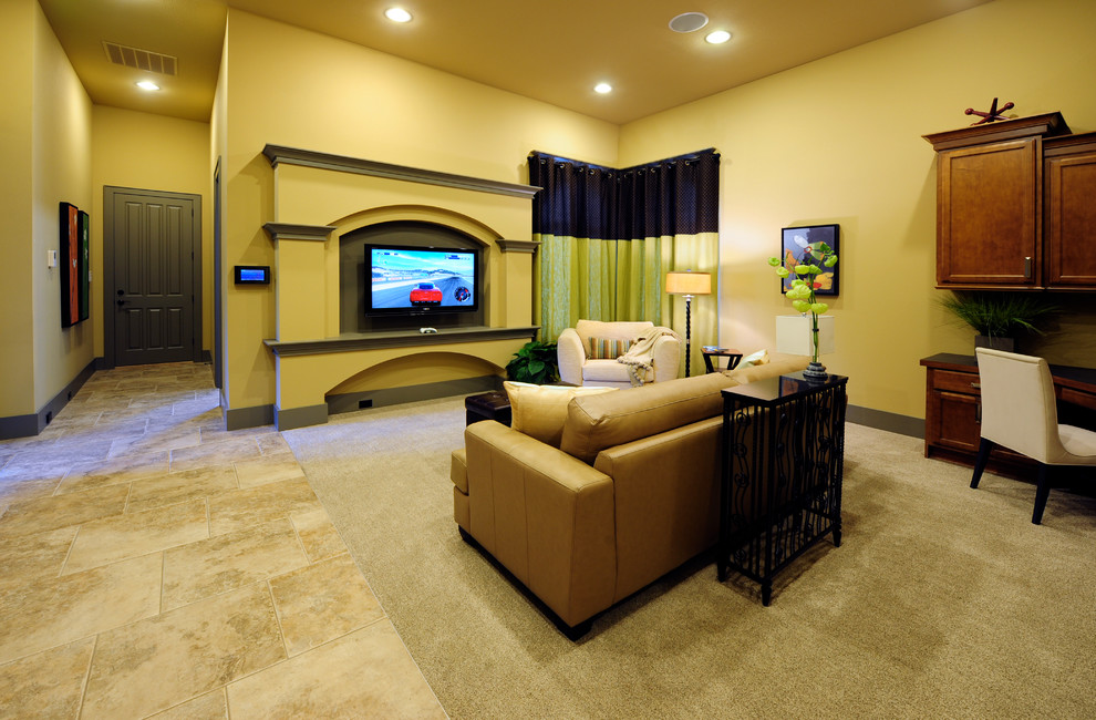 Diseño de cine en casa abierto mediterráneo grande con paredes beige, moqueta, televisor colgado en la pared y suelo beige