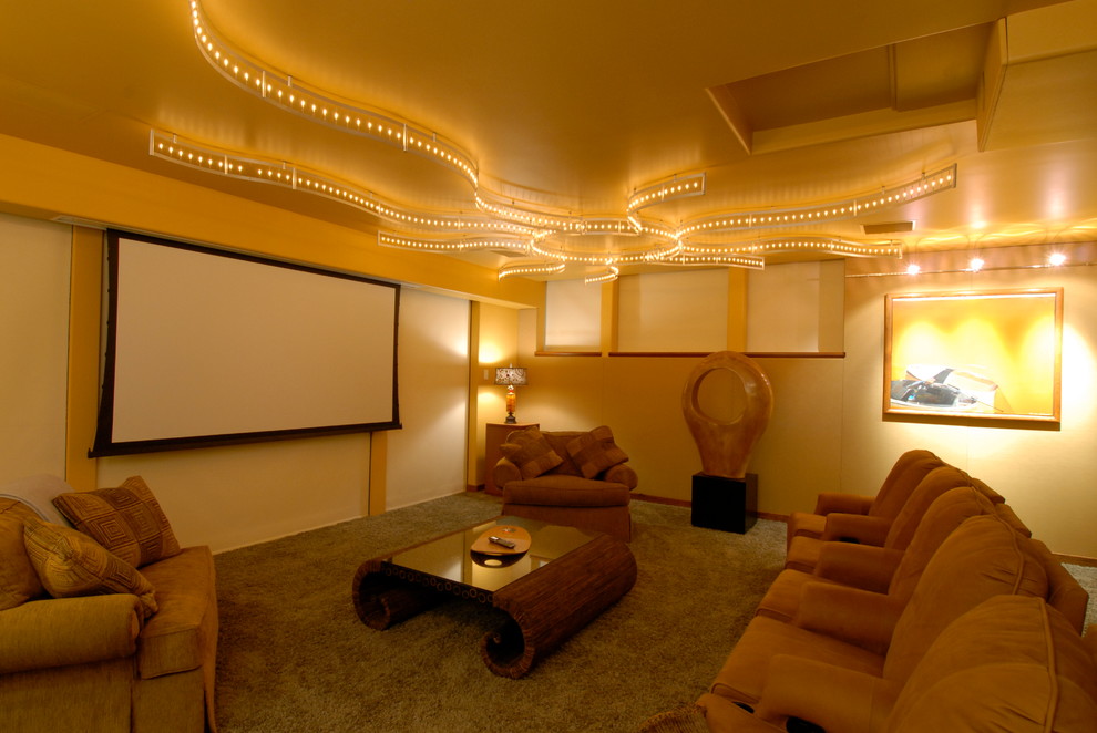 Источник вдохновения для домашнего уюта: изолированный домашний кинотеатр среднего размера в современном стиле с желтыми стенами, ковровым покрытием и проектором
