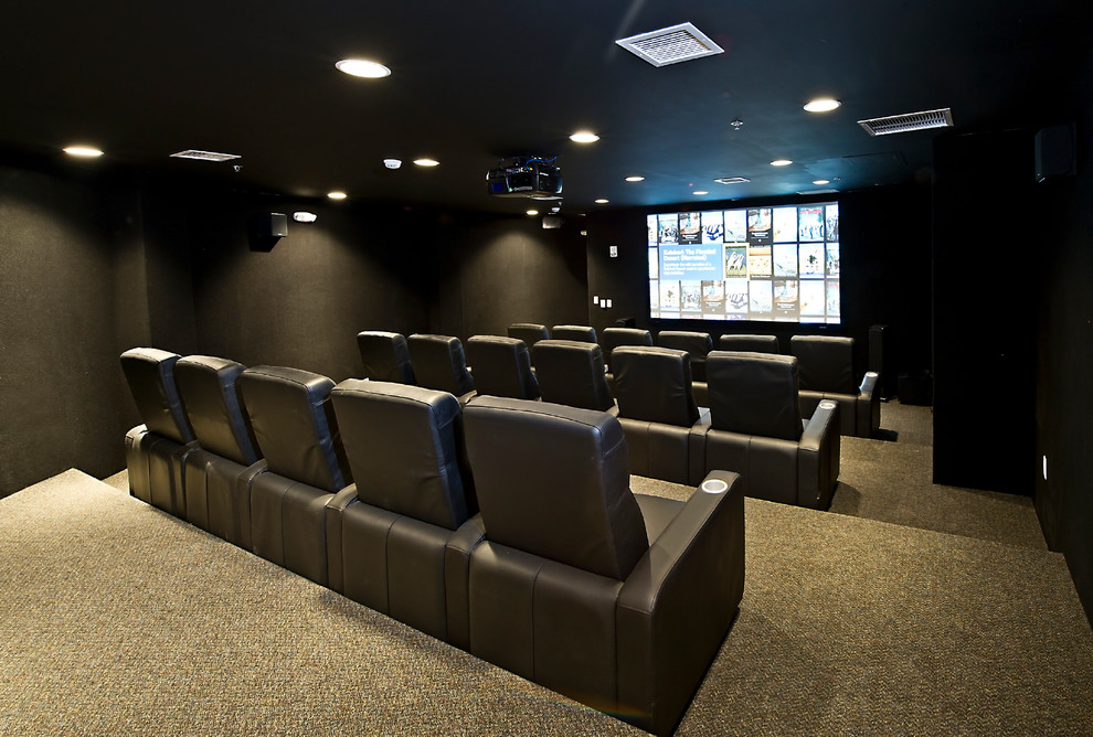 Источник вдохновения для домашнего уюта: большой изолированный домашний кинотеатр в современном стиле с проектором и серыми стенами