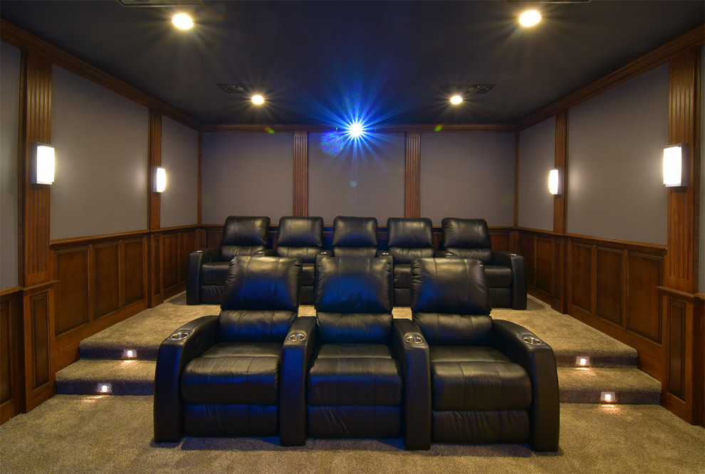 Свежая идея для дизайна: изолированный домашний кинотеатр среднего размера в стиле кантри с серыми стенами, ковровым покрытием и проектором - отличное фото интерьера