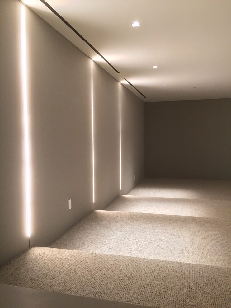 Foto de cine en casa cerrado moderno grande con paredes beige, moqueta y suelo beige