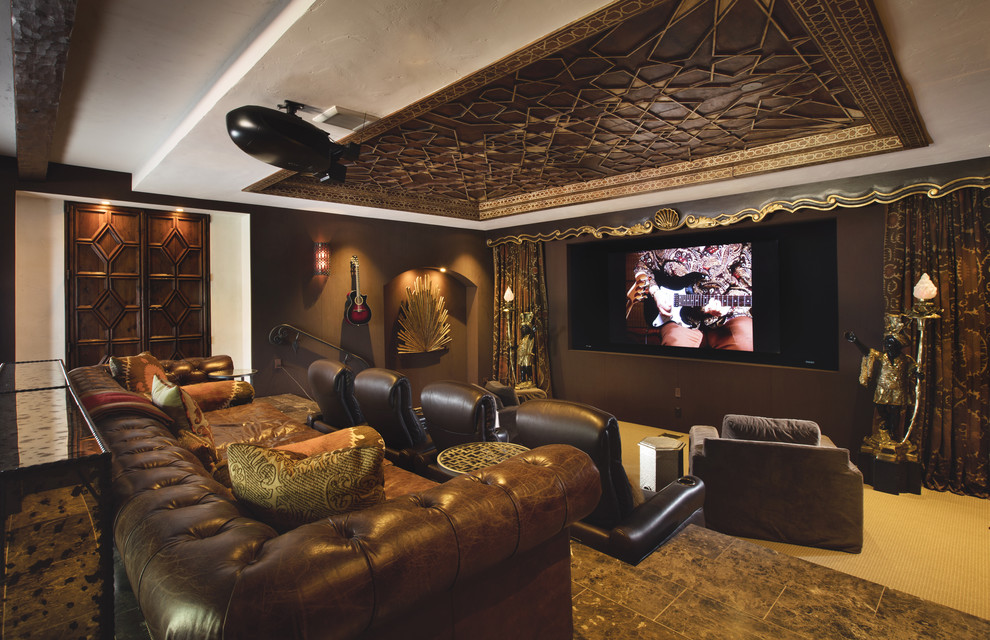 Идея дизайна: изолированный домашний кинотеатр среднего размера в средиземноморском стиле с коричневыми стенами, полом из керамогранита и проектором