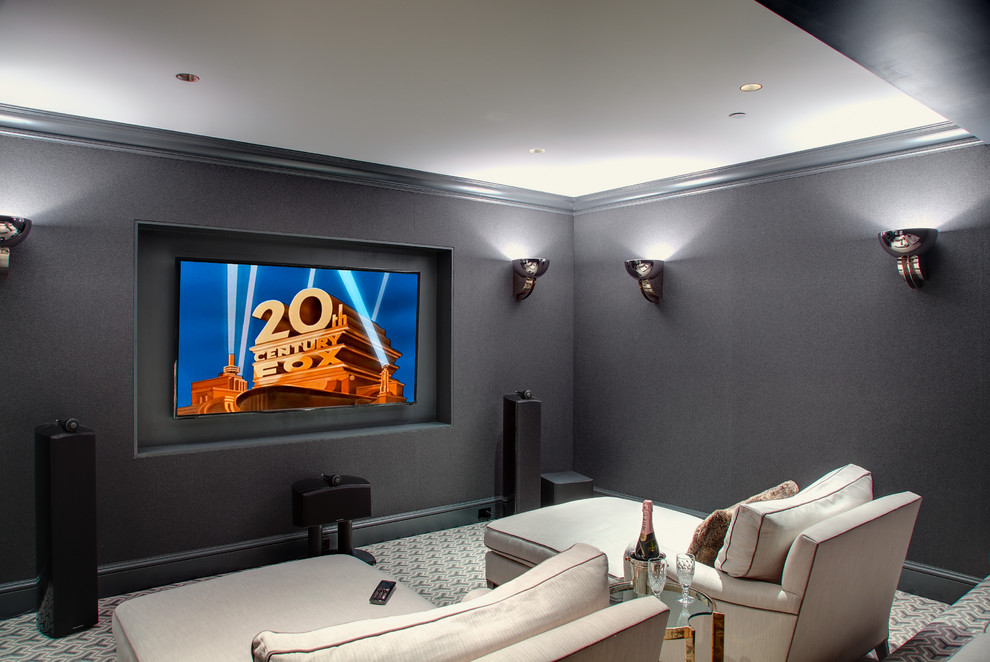 Идея дизайна: маленький изолированный домашний кинотеатр в современном стиле с серыми стенами, ковровым покрытием и телевизором на стене для на участке и в саду