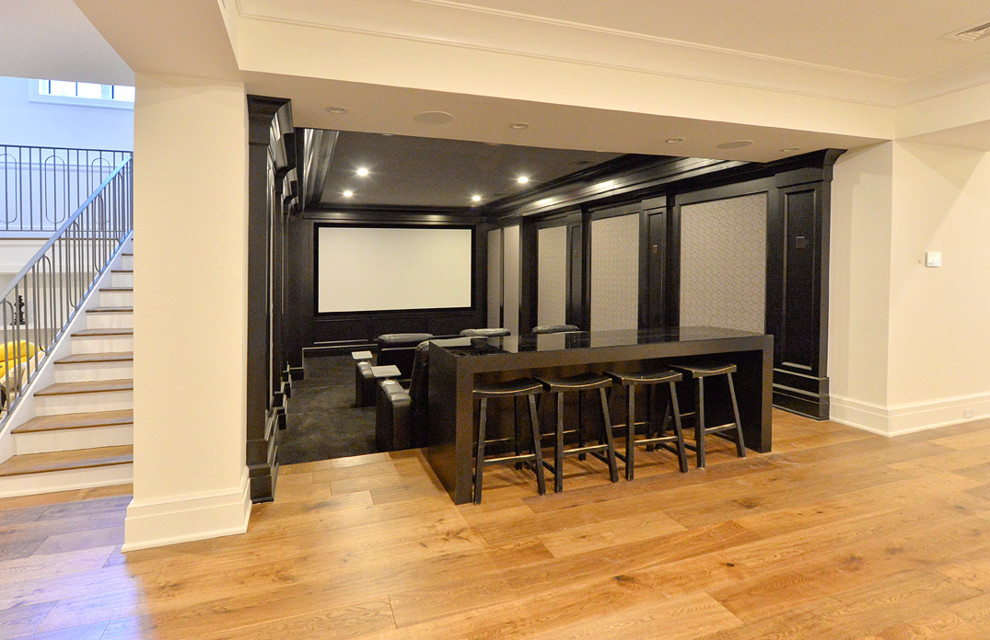 Imagen de cine en casa cerrado tradicional de tamaño medio con paredes negras, moqueta y pantalla de proyección