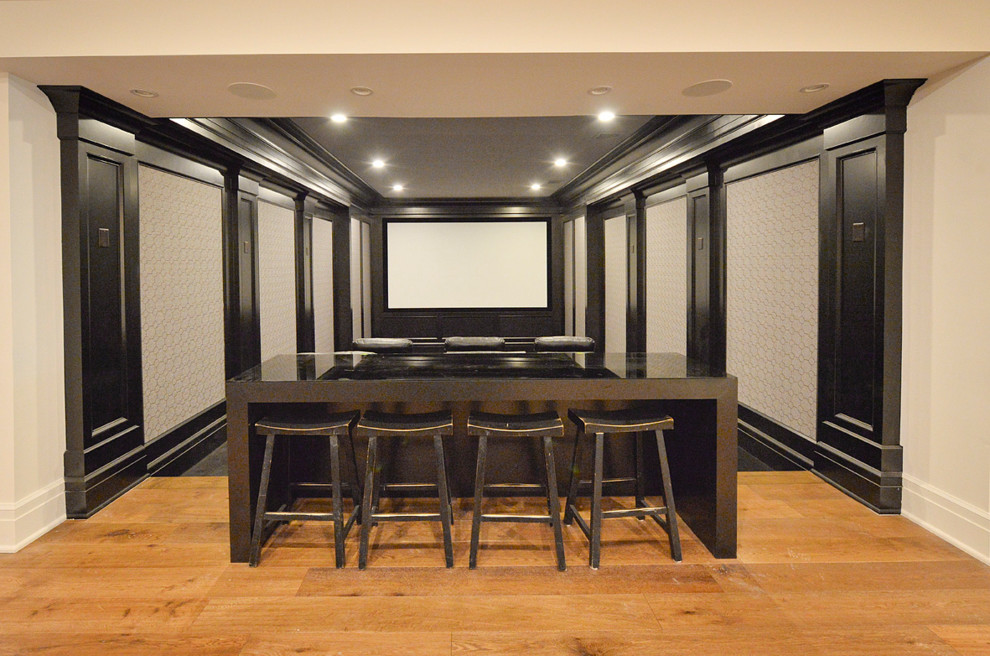 На фото: изолированный домашний кинотеатр среднего размера в классическом стиле с черными стенами, ковровым покрытием и проектором с