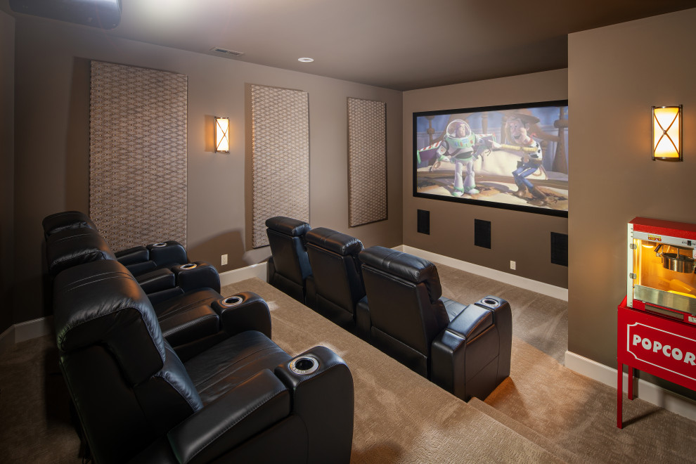 Aménagement d'une grande salle de cinéma classique fermée avec un mur marron, moquette, un écran de projection et un sol gris.