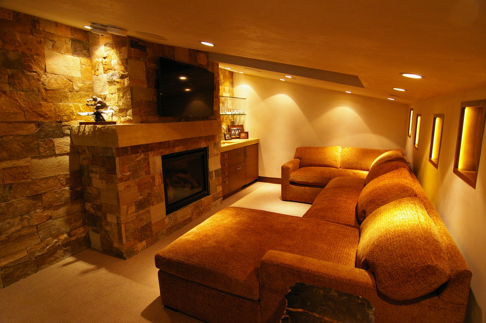 Modelo de cine en casa abierto moderno pequeño con paredes beige, moqueta y televisor colgado en la pared