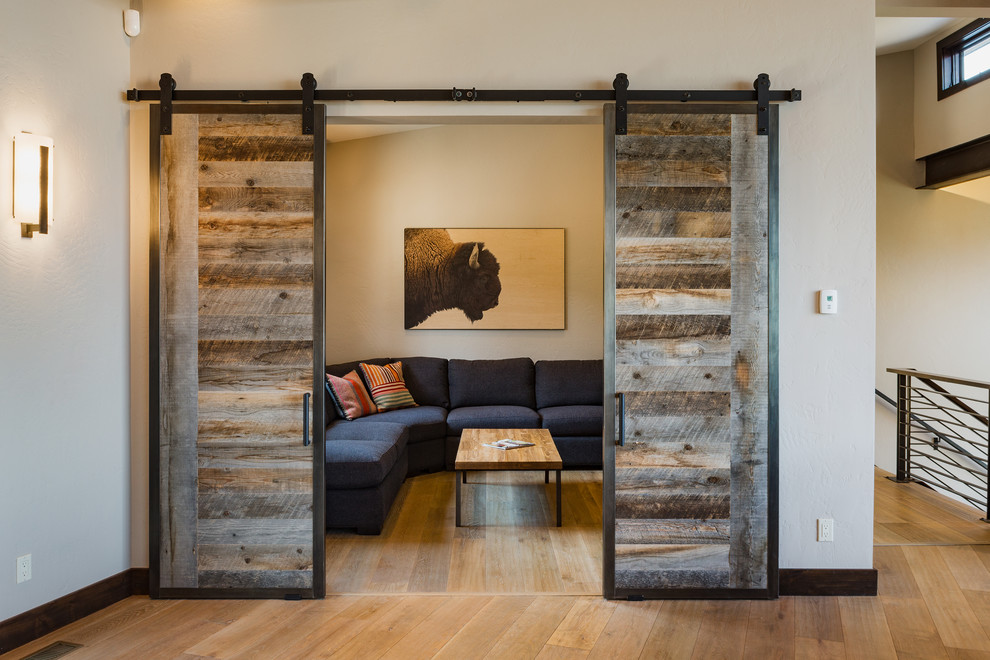 Idéer för ett litet modernt avskild hemmabio, med beige väggar, mellanmörkt trägolv, en väggmonterad TV och beiget golv