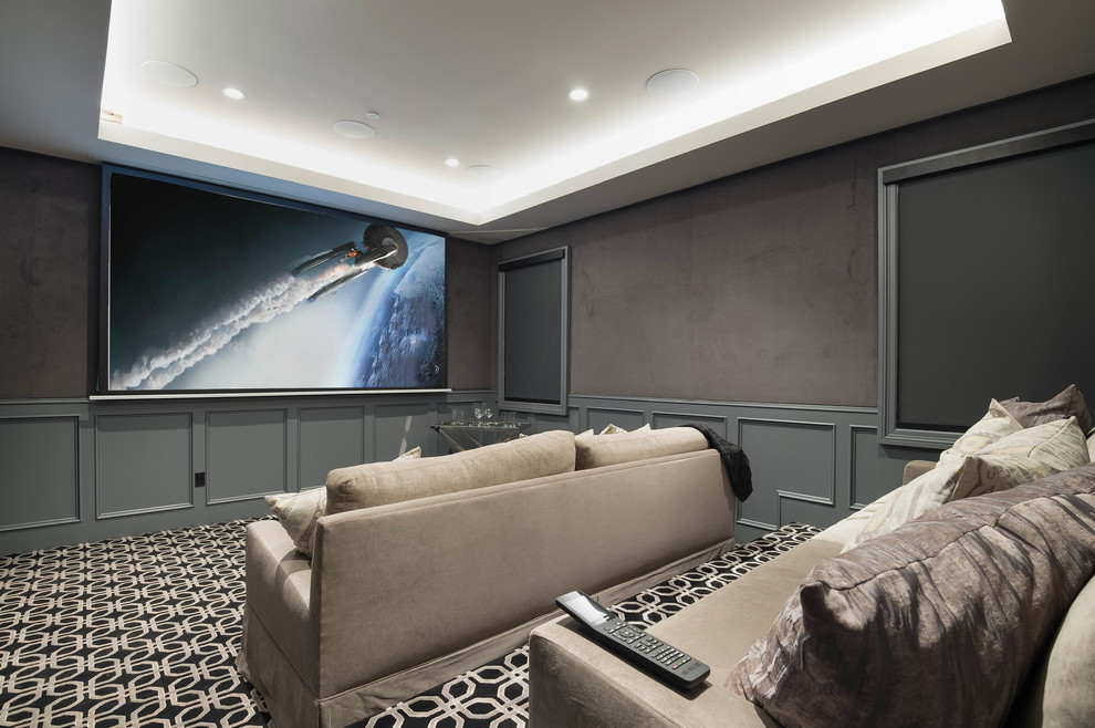 Exemple d'une salle de cinéma chic de taille moyenne et fermée avec un mur gris, moquette et un écran de projection.