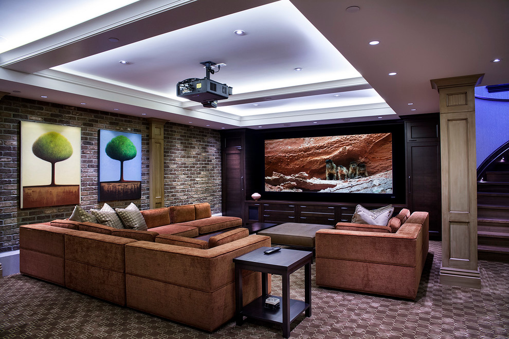 На фото: большой открытый домашний кинотеатр в стиле неоклассика (современная классика) с коричневыми стенами, ковровым покрытием, проектором и коричневым полом