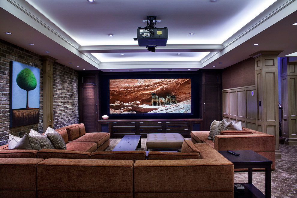 Diseño de cine en casa abierto tradicional grande con paredes marrones, moqueta, pantalla de proyección y suelo marrón