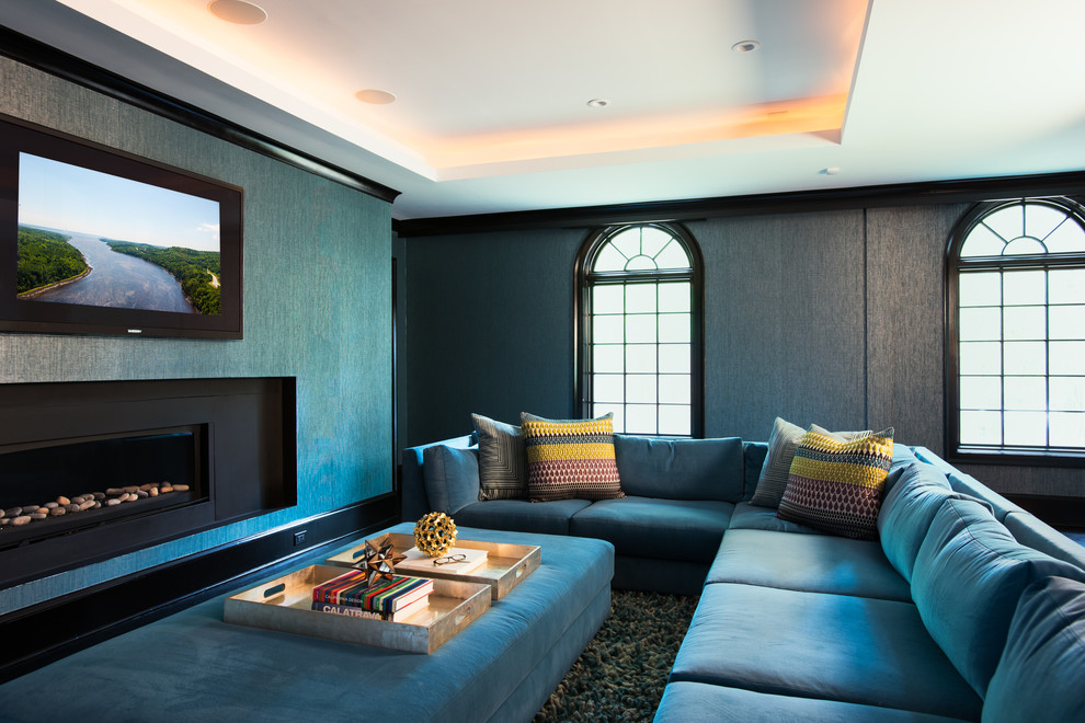 Modelo de cine en casa abierto clásico renovado grande con moqueta, pared multimedia, paredes azules y suelo multicolor