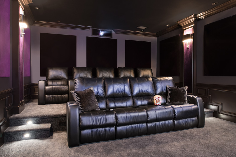 Idées déco pour une salle de cinéma contemporaine de taille moyenne et fermée avec un mur violet, moquette, un écran de projection et un sol gris.