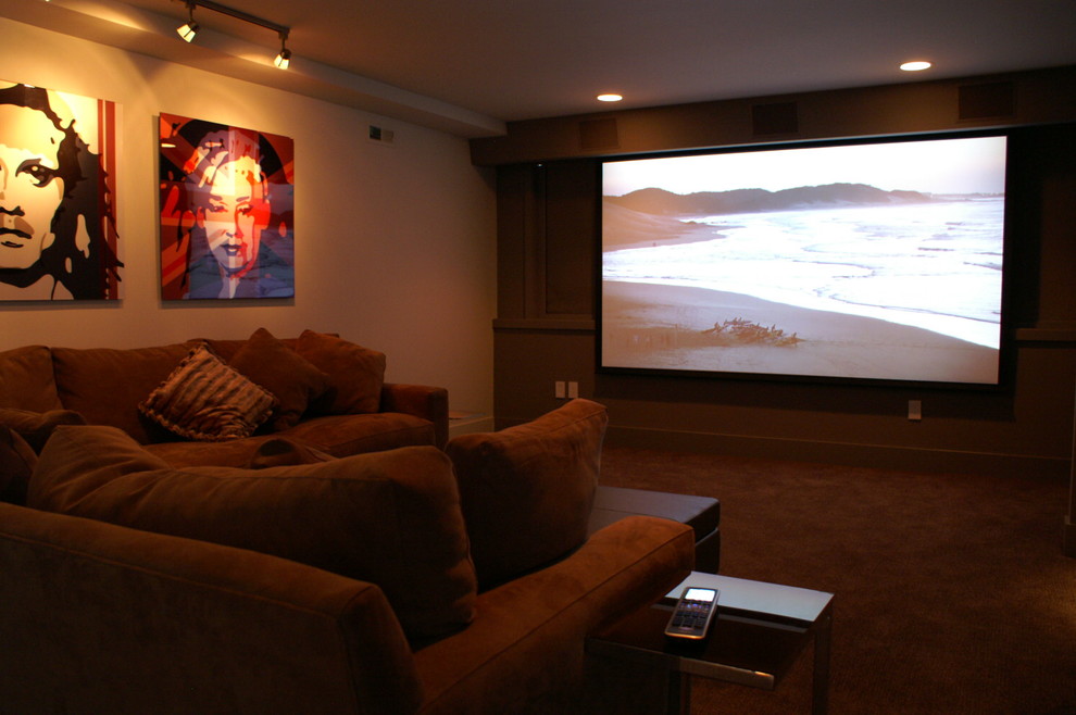 Diseño de cine en casa cerrado tradicional de tamaño medio con paredes marrones, moqueta, pantalla de proyección y suelo marrón