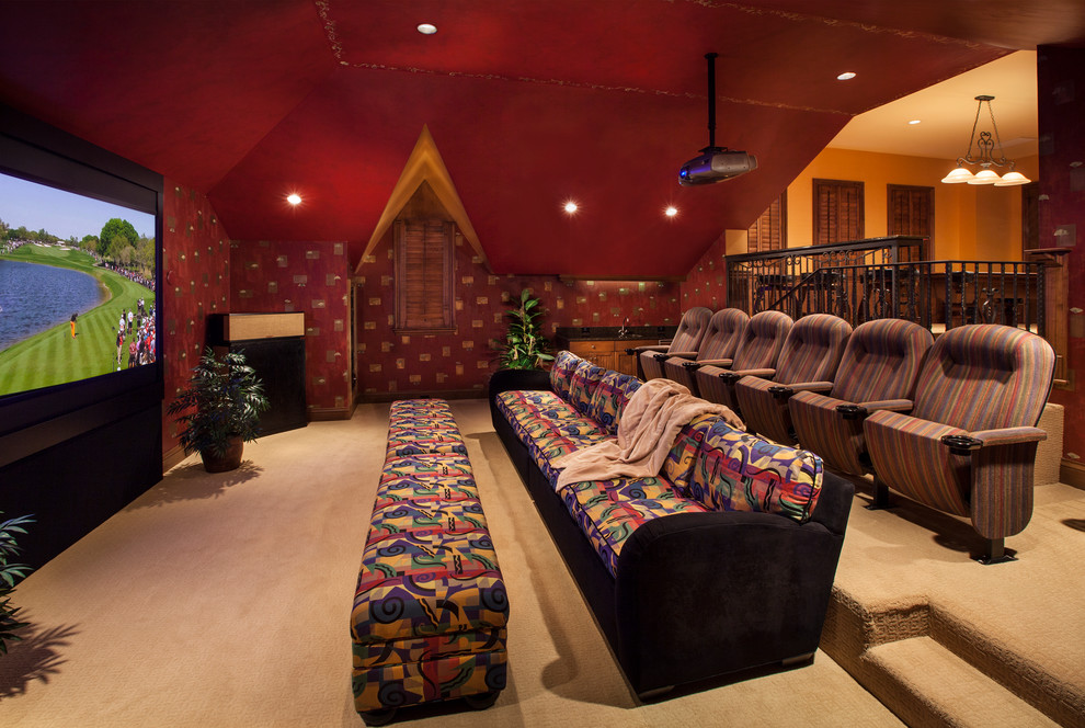 На фото: домашний кинотеатр в средиземноморском стиле с красными стенами и ковровым покрытием с
