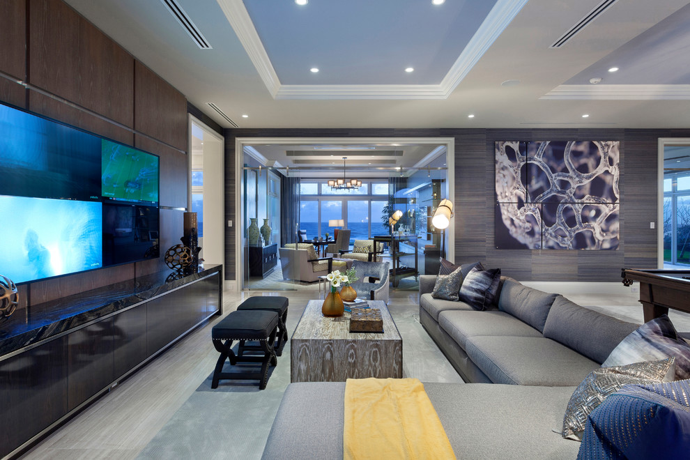 Geräumiges, Offenes Modernes Heimkino mit blauer Wandfarbe, Teppichboden und TV-Wand in Miami