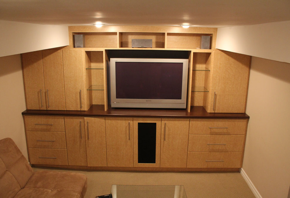 Foto di un piccolo home theatre tradizionale chiuso con pareti beige, moquette e parete attrezzata