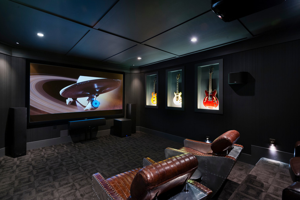 Стильный дизайн: изолированный домашний кинотеатр среднего размера в современном стиле с черными стенами, ковровым покрытием, проектором и серым полом - последний тренд