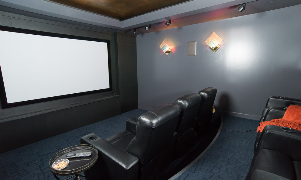 Foto di un home theatre design di medie dimensioni e chiuso con pareti blu, moquette, schermo di proiezione e pavimento blu