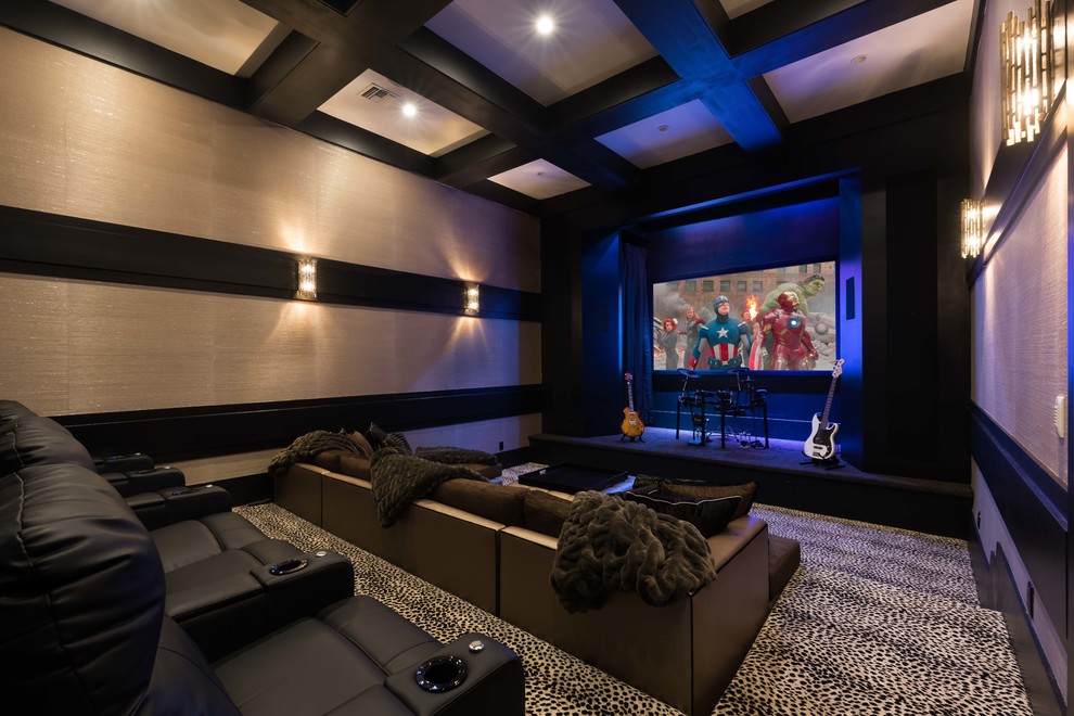 На фото: большой домашний кинотеатр в современном стиле с бежевыми стенами, ковровым покрытием, мультимедийным центром и разноцветным полом
