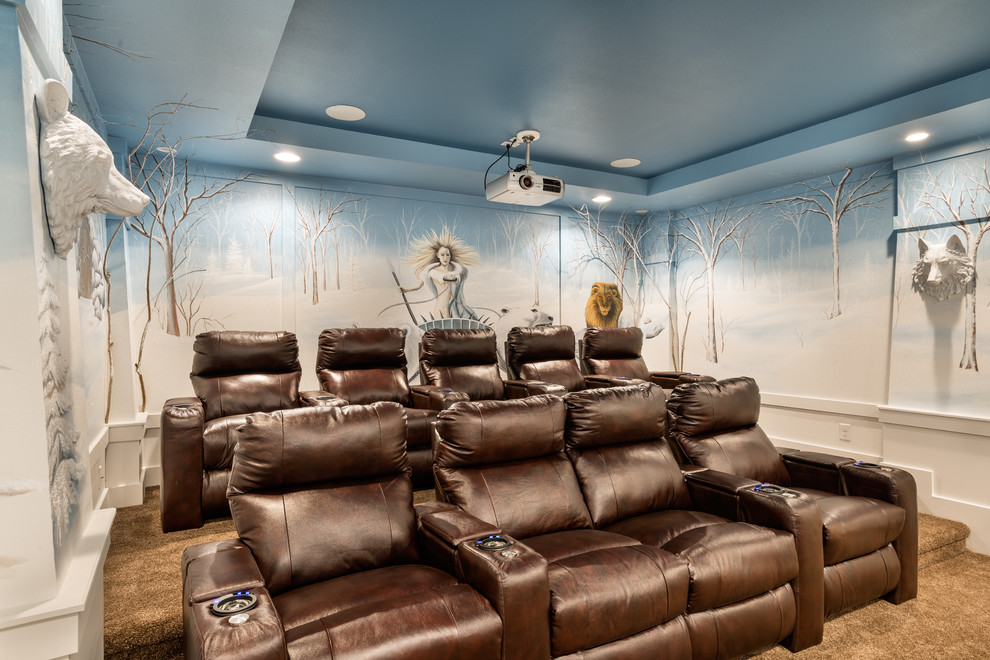 Abgetrenntes Klassisches Heimkino mit bunten Wänden, Teppichboden, Leinwand und braunem Boden in Orlando