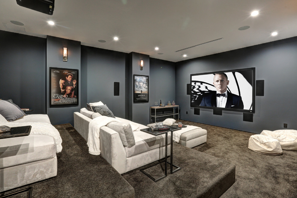 Стильный дизайн: домашний кинотеатр в современном стиле с серыми стенами, ковровым покрытием и серым полом - последний тренд