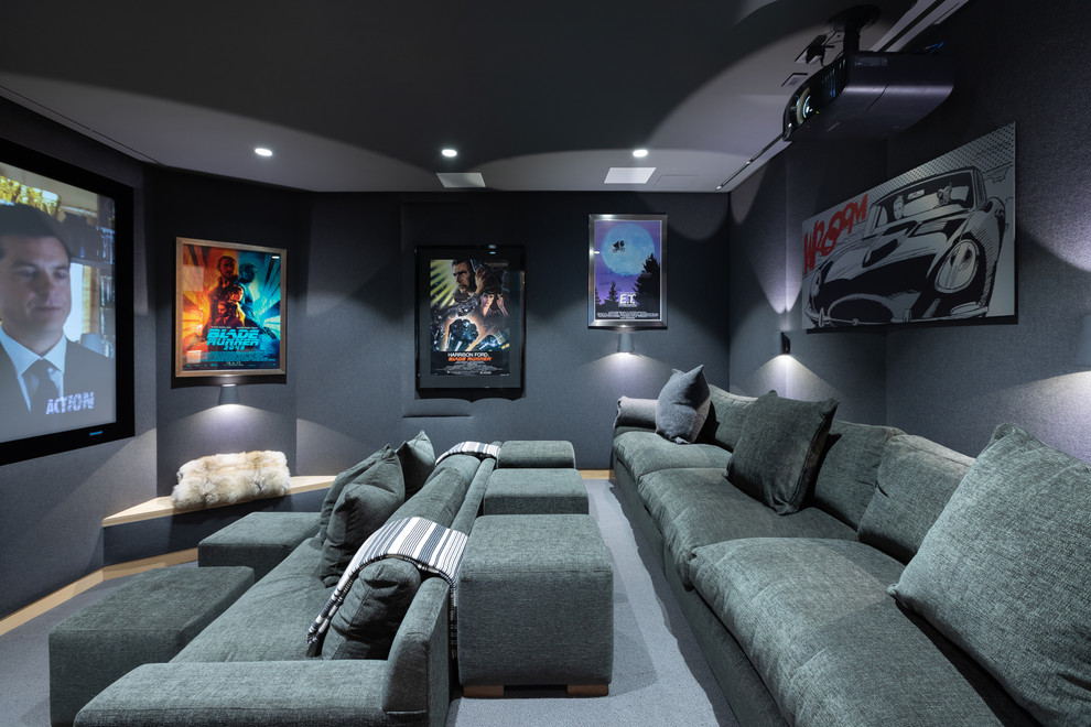 Cette image montre une salle de cinéma design fermée avec un mur gris, moquette, un écran de projection et un sol gris.