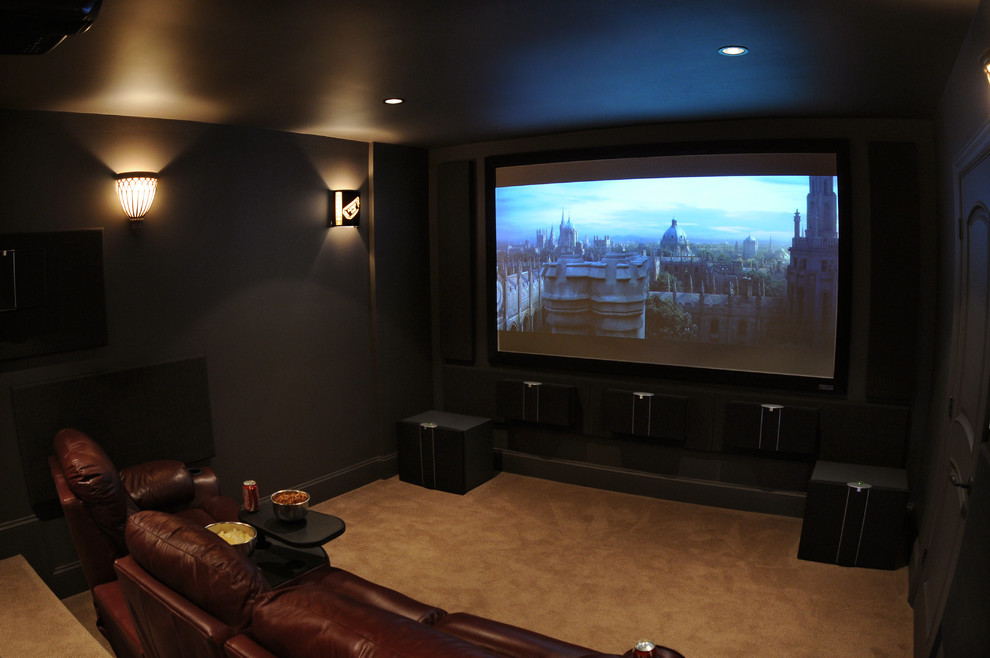 Cette photo montre une salle de cinéma chic de taille moyenne et fermée avec un mur noir, moquette et un téléviseur encastré.