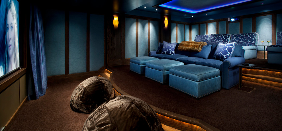 Diseño de cine en casa rústico con paredes azules