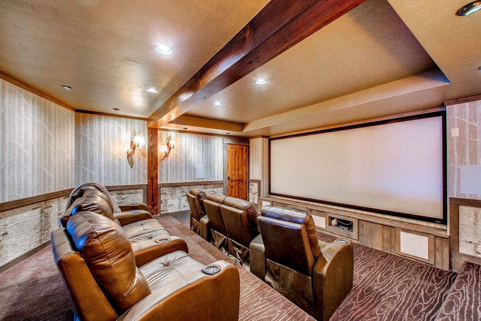 На фото: изолированный домашний кинотеатр в стиле рустика с разноцветными стенами, ковровым покрытием и проектором с