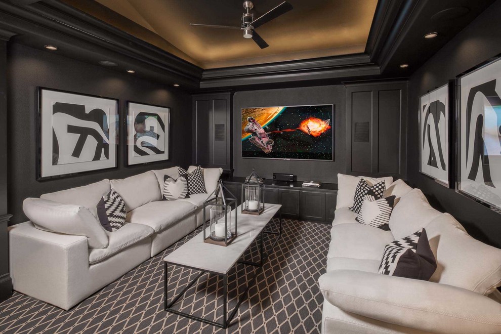 Diseño de cine en casa cerrado clásico renovado con paredes grises, moqueta, televisor colgado en la pared y suelo multicolor