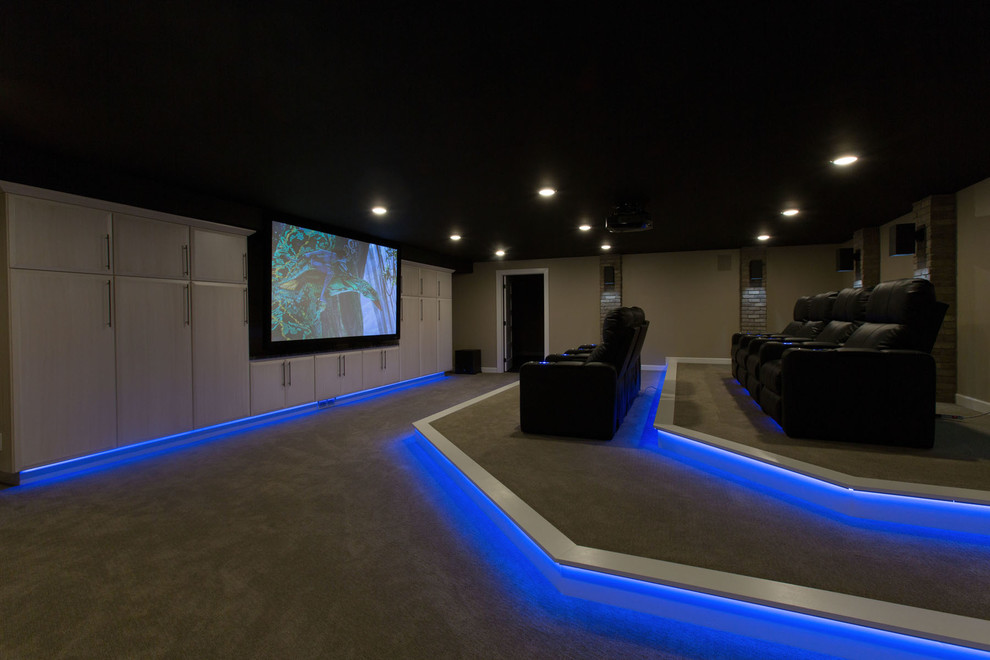 Idée de décoration pour une grande salle de cinéma minimaliste fermée avec un mur beige, moquette et un écran de projection.