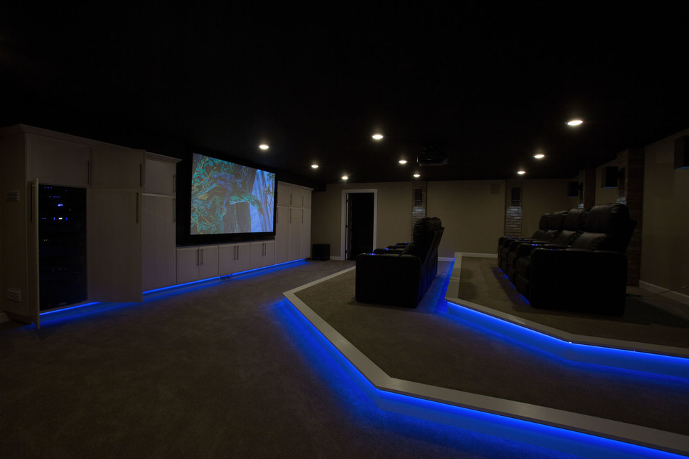 Пример оригинального дизайна: большой изолированный домашний кинотеатр в стиле модернизм с бежевыми стенами, ковровым покрытием и проектором