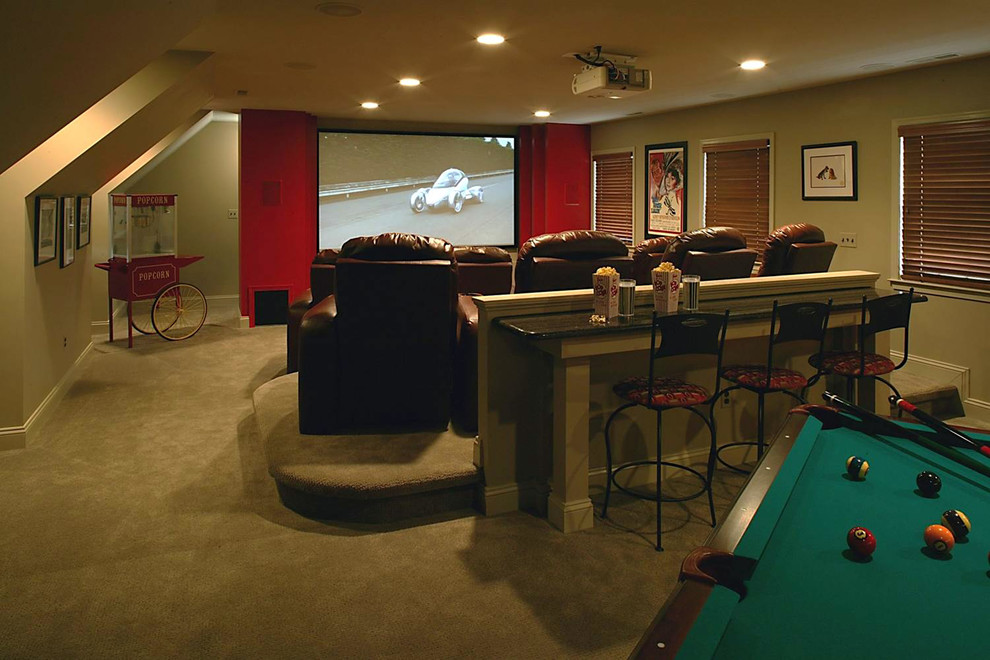 На фото: большой изолированный домашний кинотеатр в стиле кантри с бежевыми стенами, ковровым покрытием и проектором