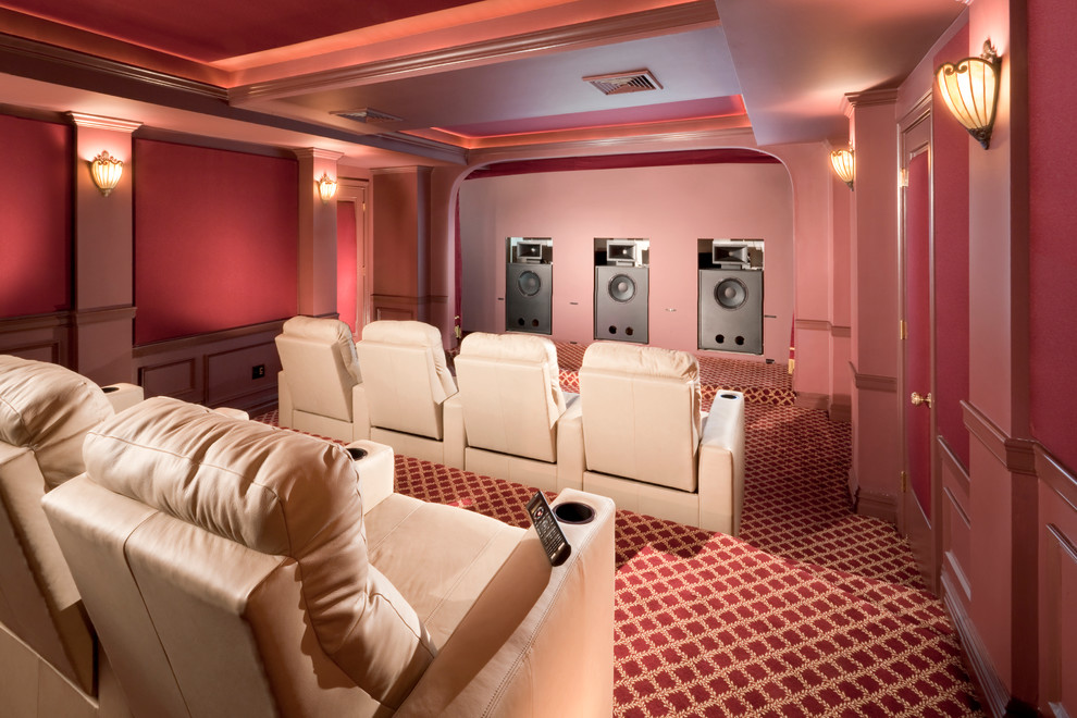 Modelo de cine en casa cerrado mediterráneo de tamaño medio con paredes rojas, moqueta y pantalla de proyección