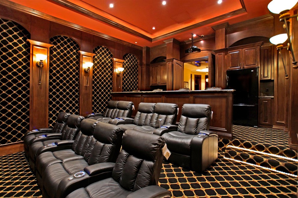 Идея дизайна: изолированный домашний кинотеатр в средиземноморском стиле с ковровым покрытием, проектором и разноцветным полом