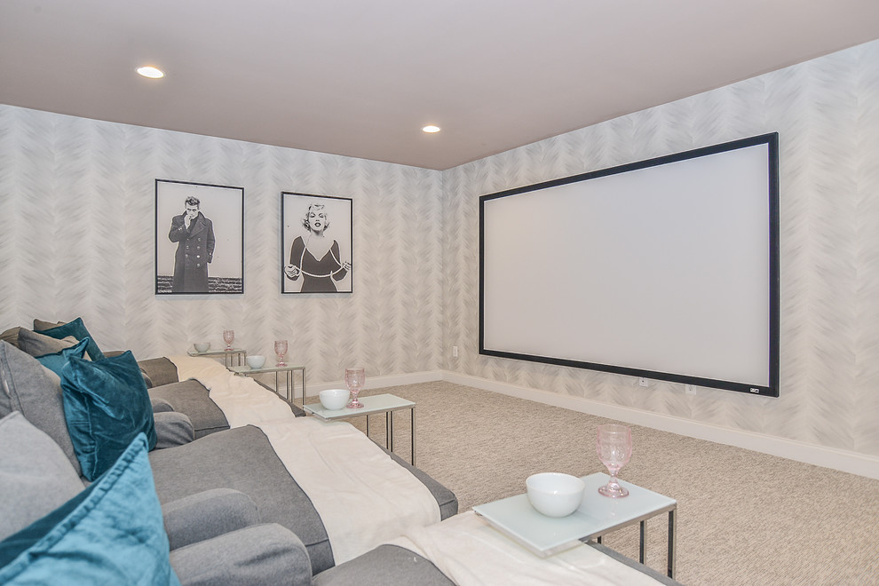 На фото: домашний кинотеатр в стиле неоклассика (современная классика) с серыми стенами, ковровым покрытием и проектором