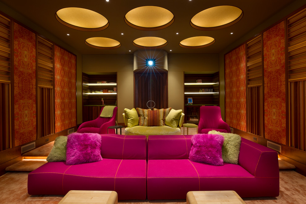 Стильный дизайн: изолированный домашний кинотеатр в современном стиле с разноцветными стенами, ковровым покрытием и оранжевым полом - последний тренд